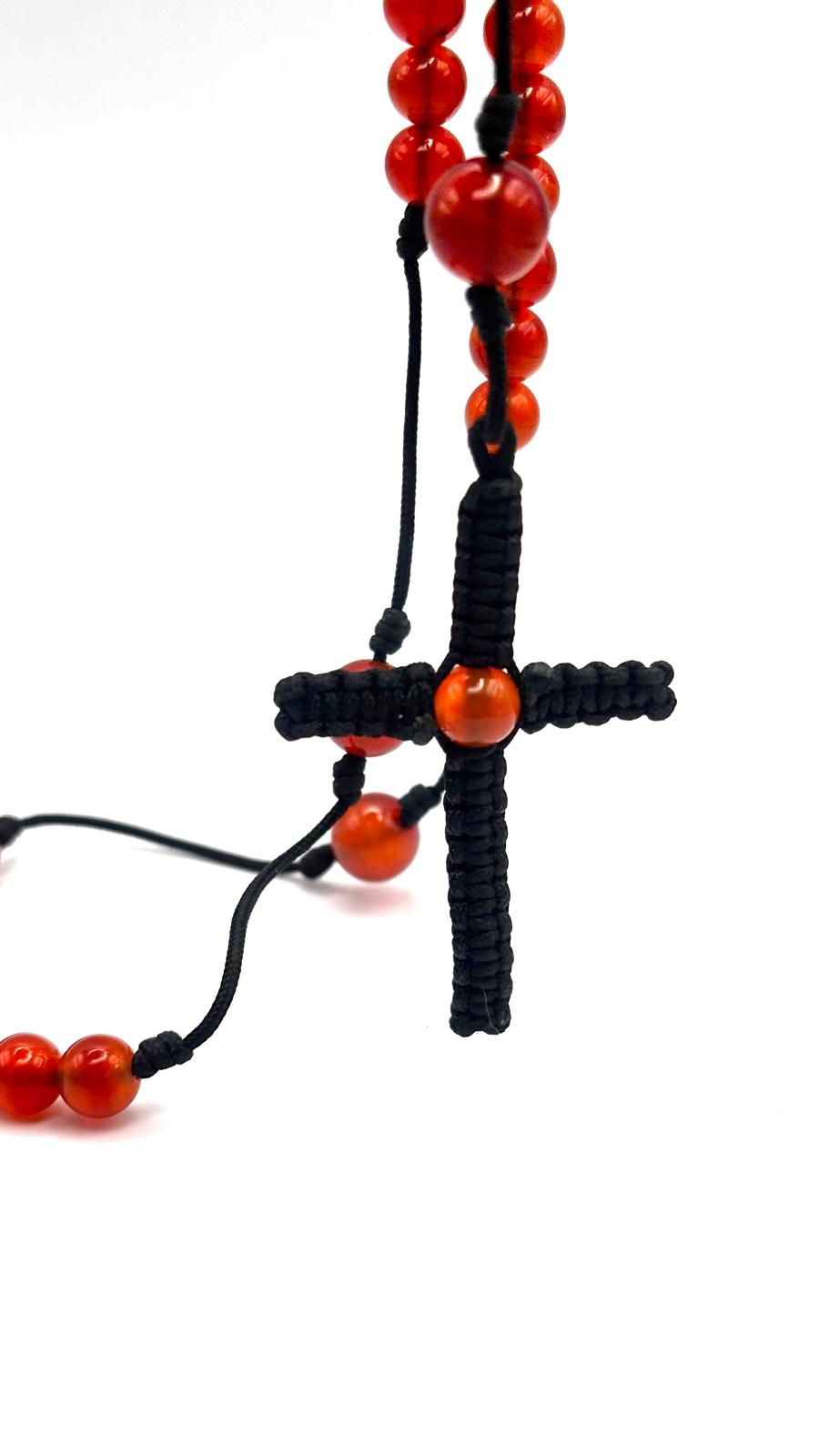 Rosario de Cornalina con Cruz en Macramé – Energía y Protección