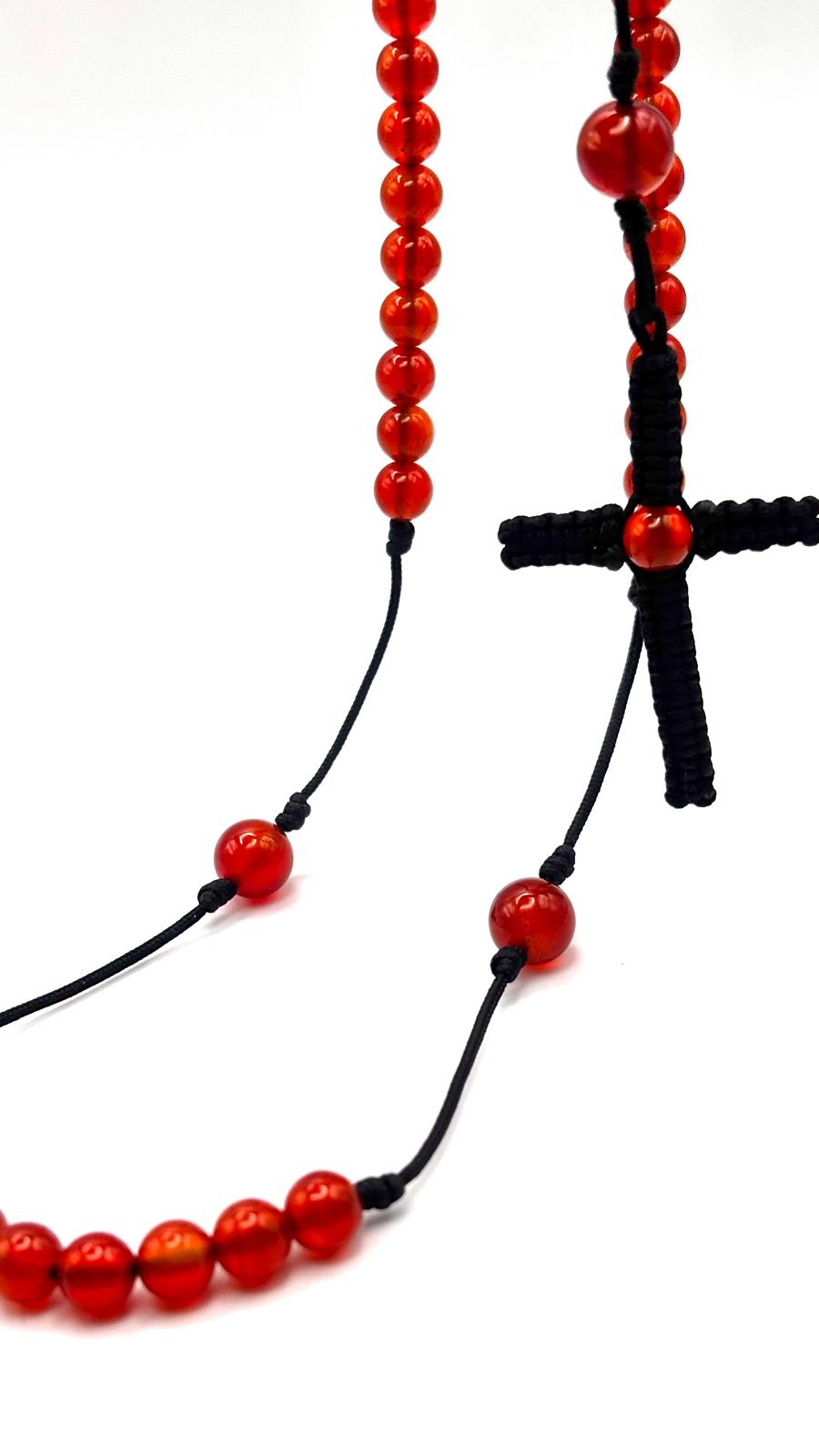 Rosario de Cornalina con Cruz en Macramé – Energía y Protección