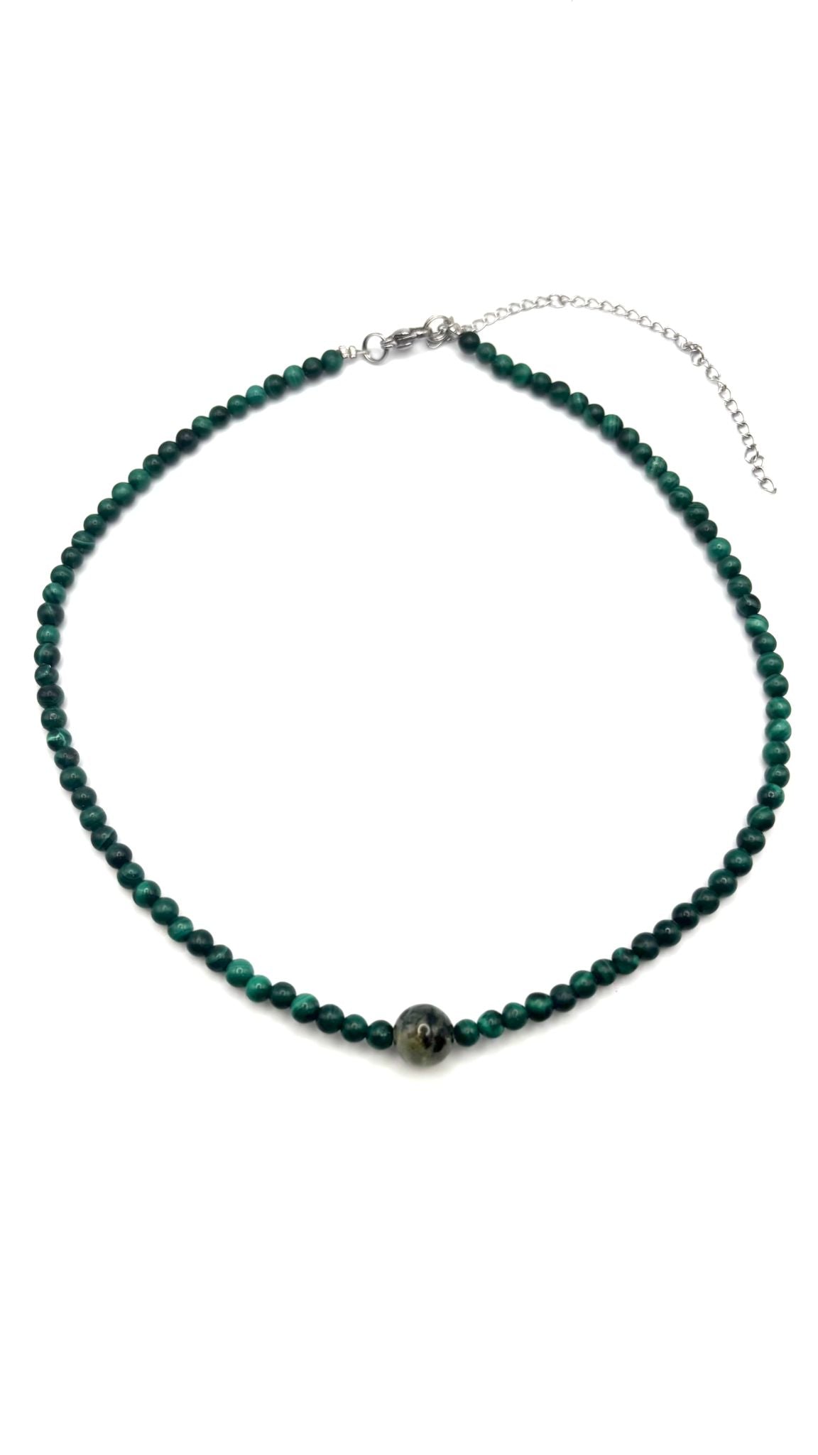 Gargantilla de Malaquita 4 mm con Prehnita Central 8 mm – Protección, Equilibrio y Energía Natural