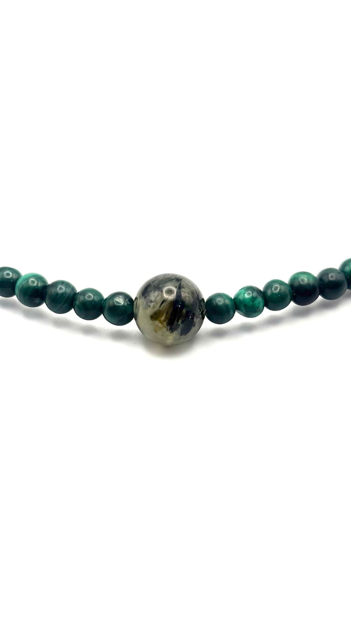 Gargantilla de Malaquita 4 mm con Prehnita Central 8 mm – Protección, Equilibrio y Energía Natural