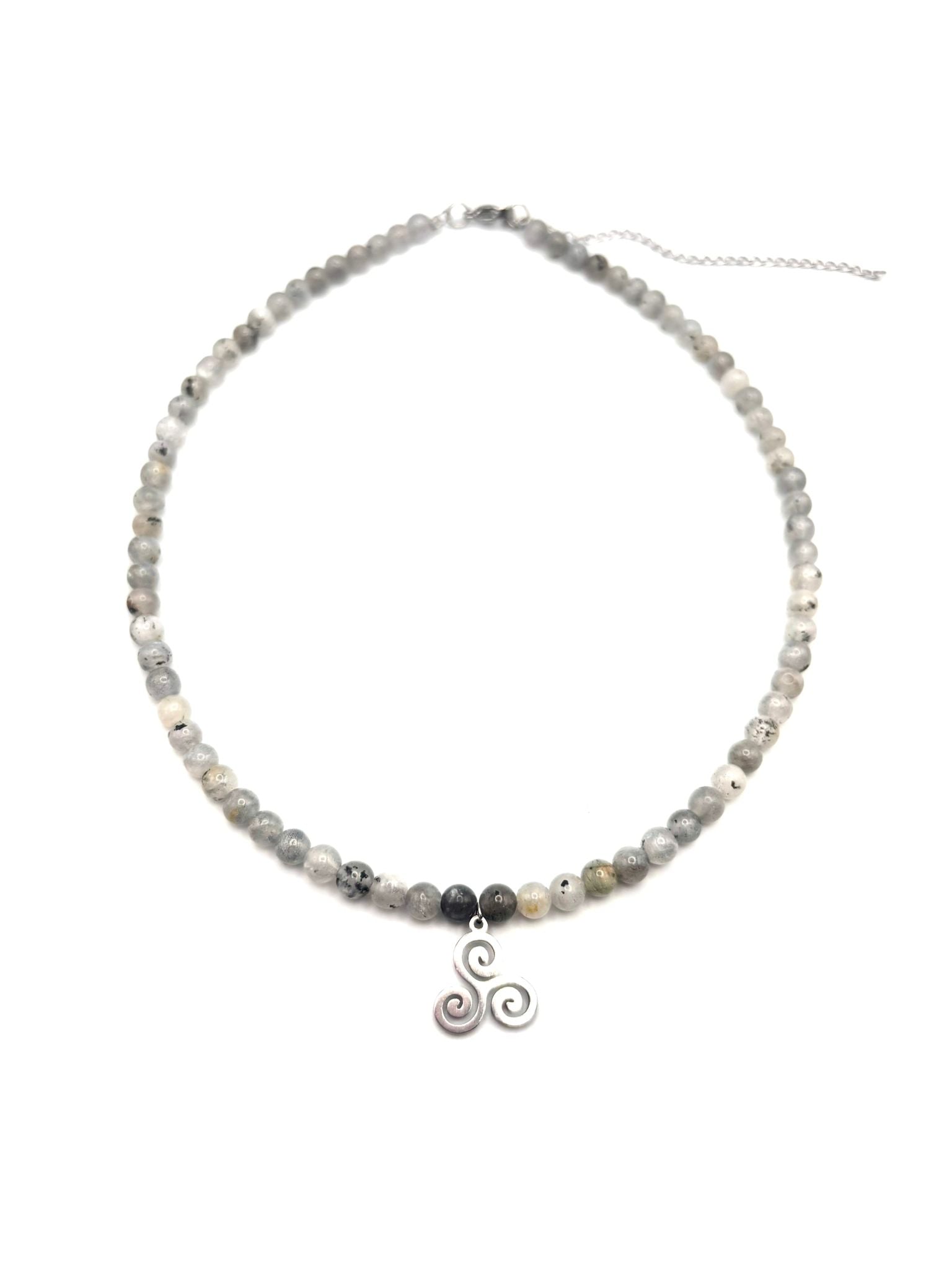 Gargantilla de Labradorita 4 mm con Triskel – Protección, Intuición y Energía Espiritual