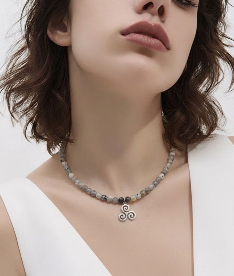 Gargantilla de Labradorita 4 mm con Triskel – Protección, Intuición y Energía Espiritual