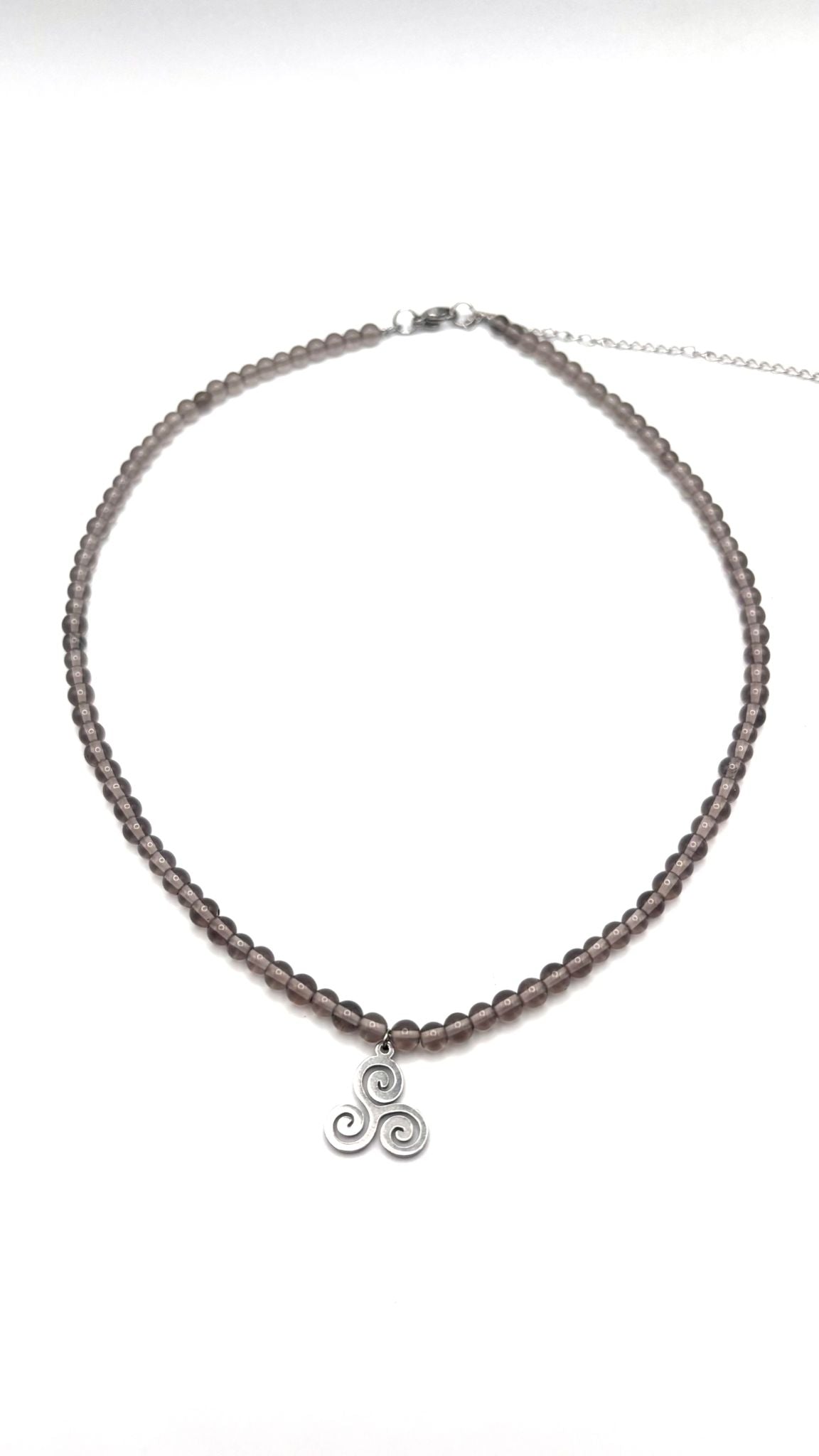 Gargantilla de Cuarzo Ahumado 4 mm con Triskel – Protección, Equilibrio y Energía Interior