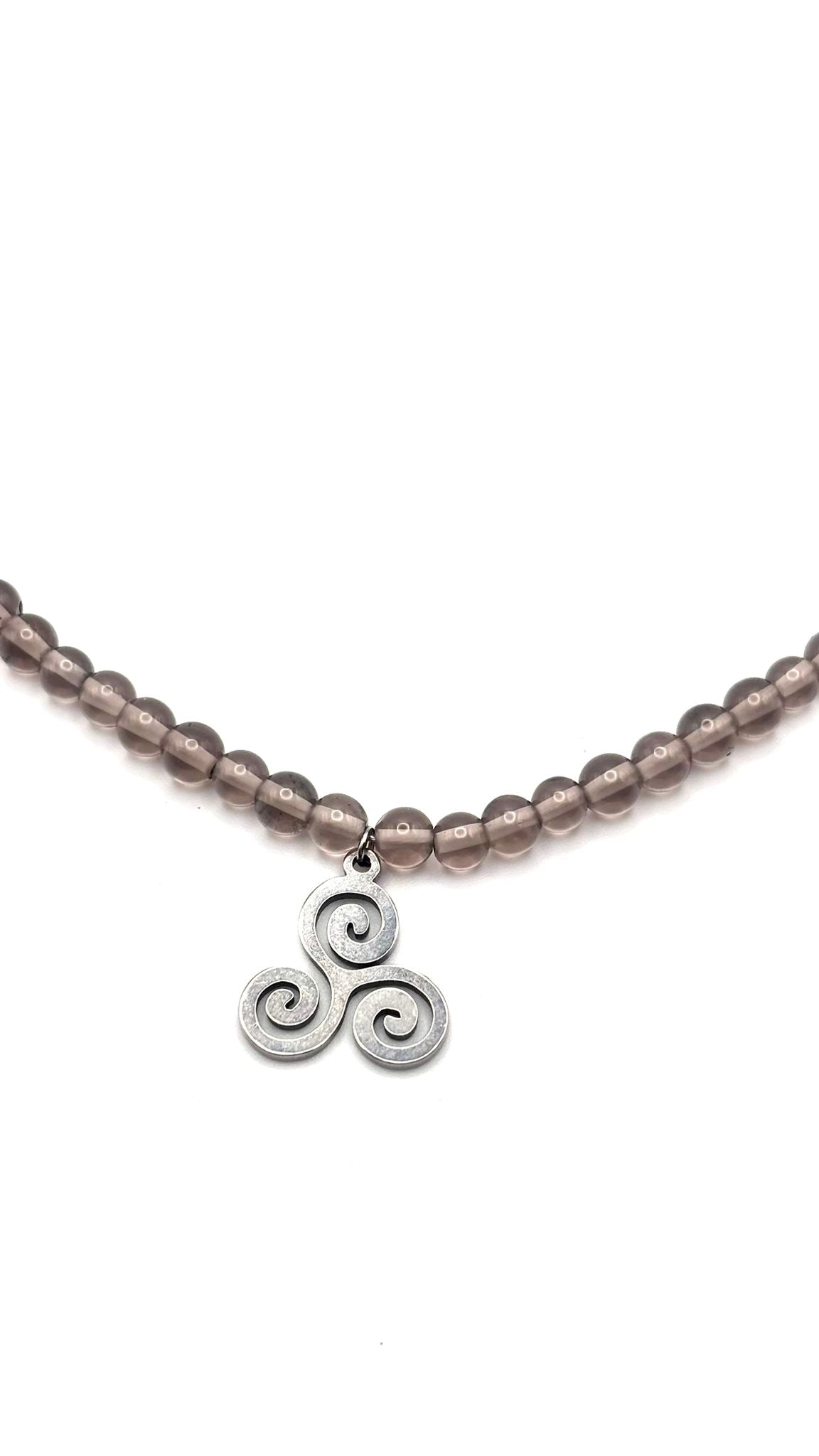 Gargantilla de Cuarzo Ahumado 4 mm con Triskel – Protección, Equilibrio y Energía Interior