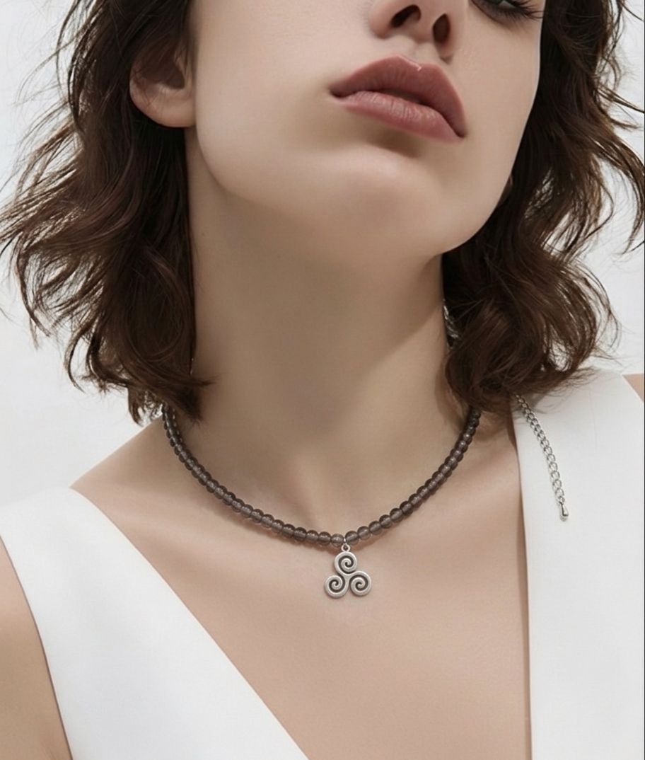 Gargantilla de Cuarzo Ahumado 4 mm con Triskel – Protección, Equilibrio y Energía Interior