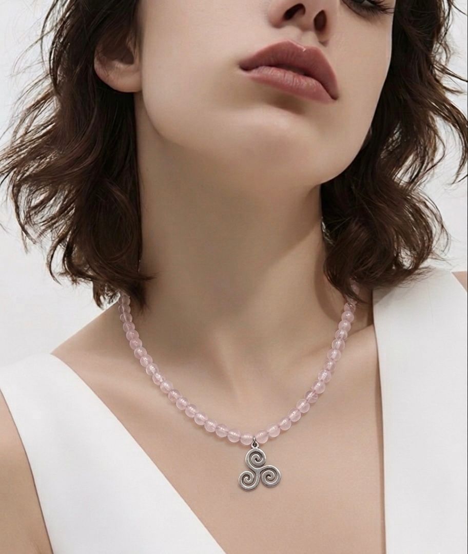 Gargantilla de Cuarzo Rosa 4 mm con Triskel – Amor, Armonía y Equilibrio Energético