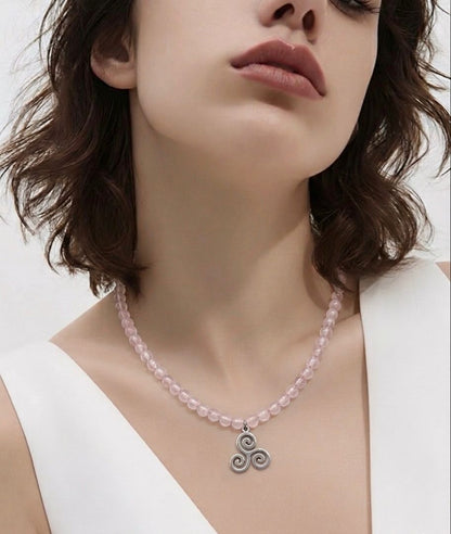 Collar Gargantilla Cuarzo Rosa con Trisquel | Amor y Armonía