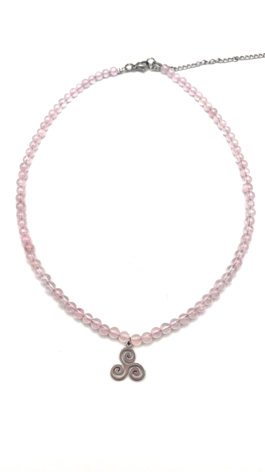 Gargantilla de Cuarzo Rosa 4 mm con Triskel – Amor, Armonía y Equilibrio Energético