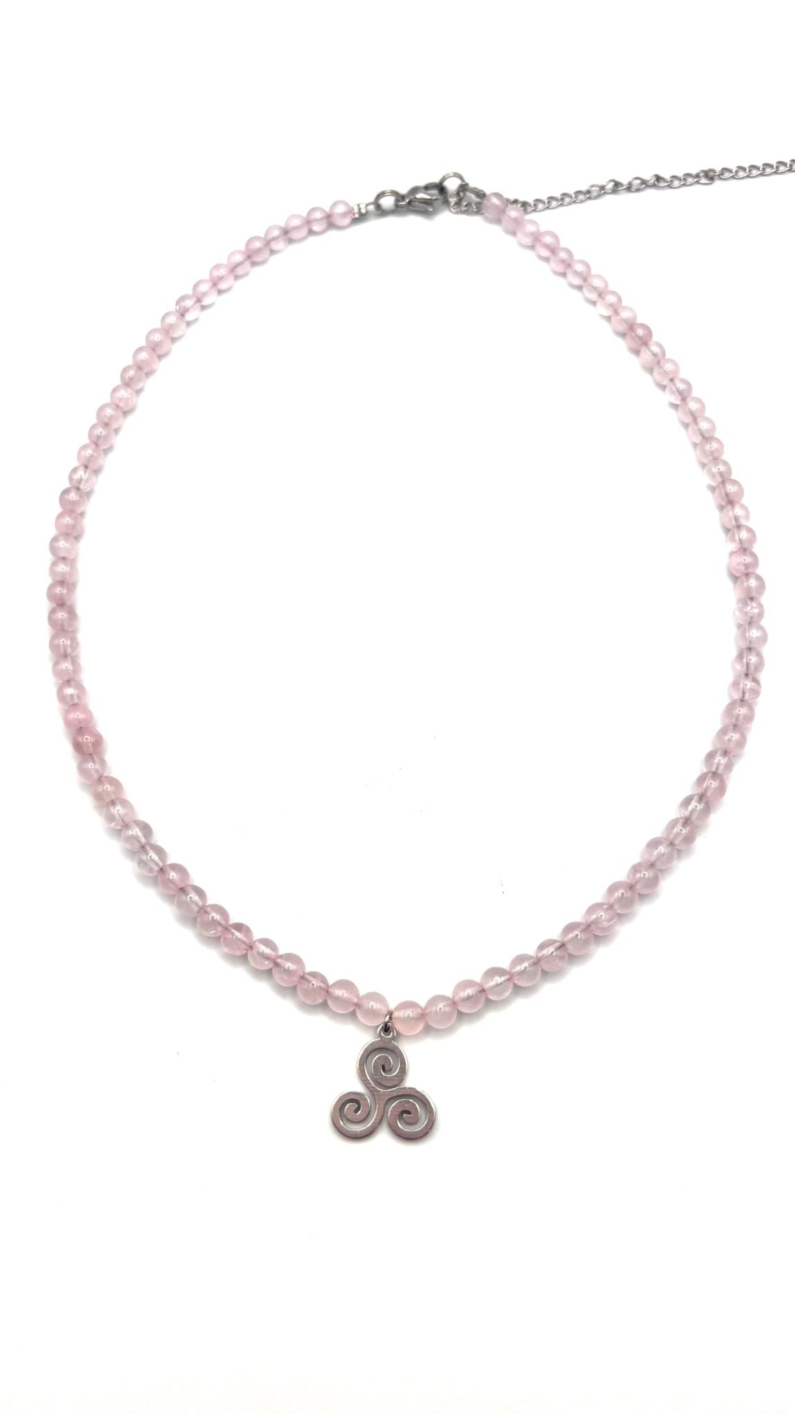 Gargantilla de Cuarzo Rosa 4 mm con Triskel – Amor, Armonía y Equilibrio Energético