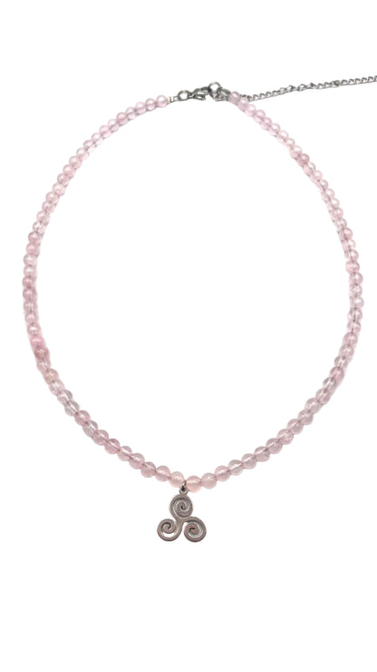 Collar Gargantilla Cuarzo Rosa con Trisquel | Amor y Armonía