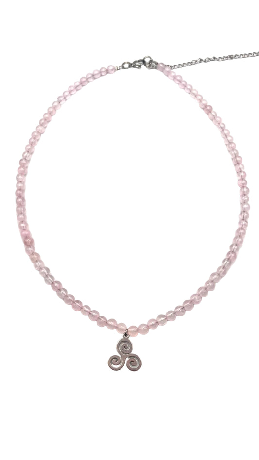 Collar Gargantilla Cuarzo Rosa con Trisquel | Amor y Armonía