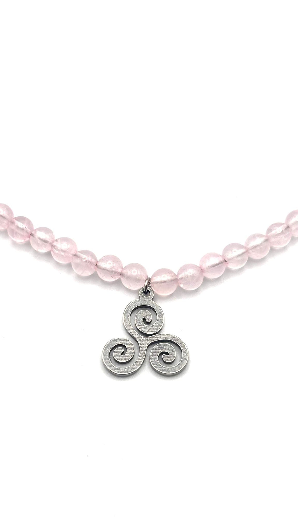 Gargantilla de Cuarzo Rosa 4 mm con Triskel – Amor, Armonía y Equilibrio Energético