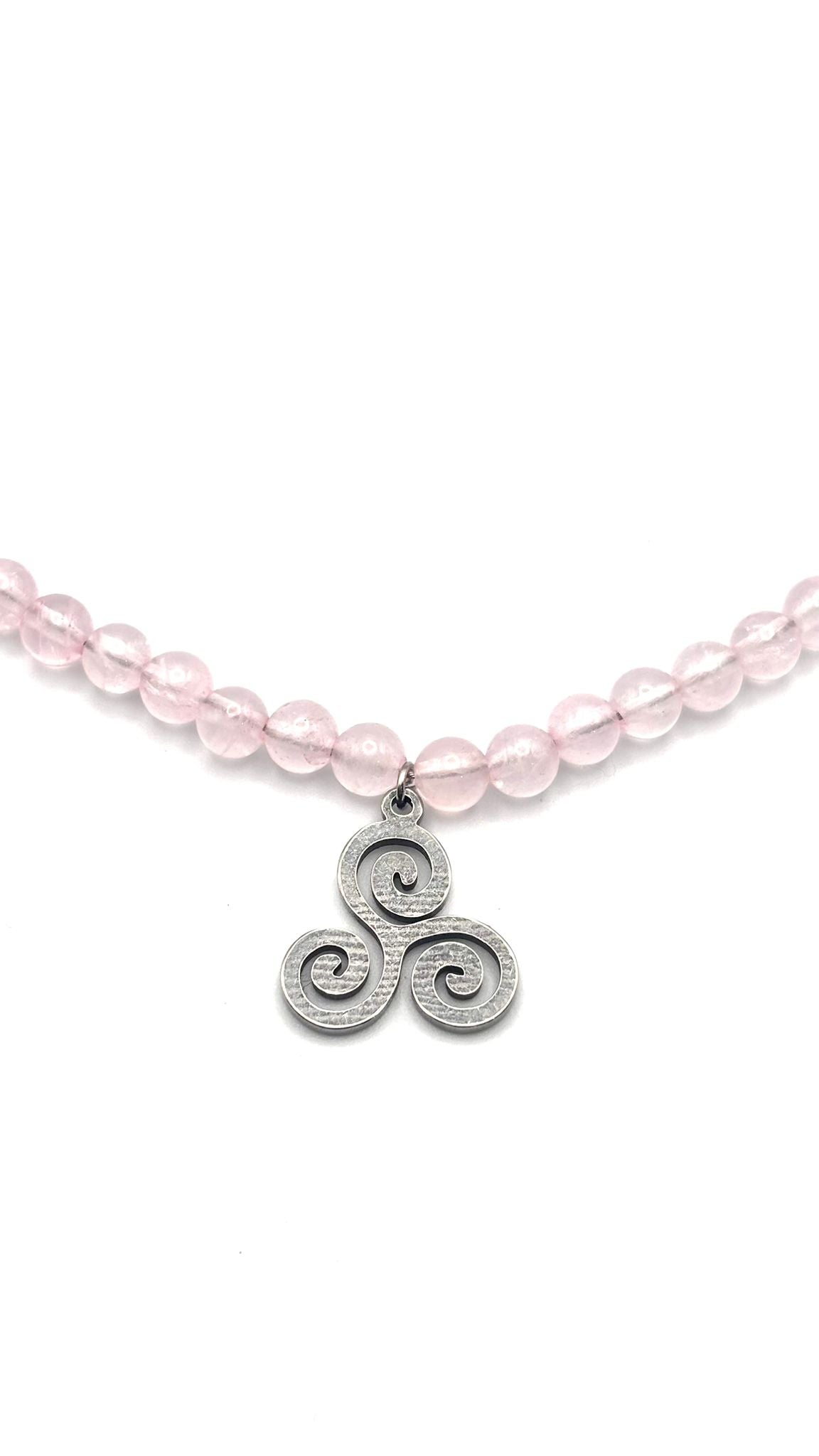Gargantilla de Cuarzo Rosa 4 mm con Triskel – Amor, Armonía y Equilibrio Energético
