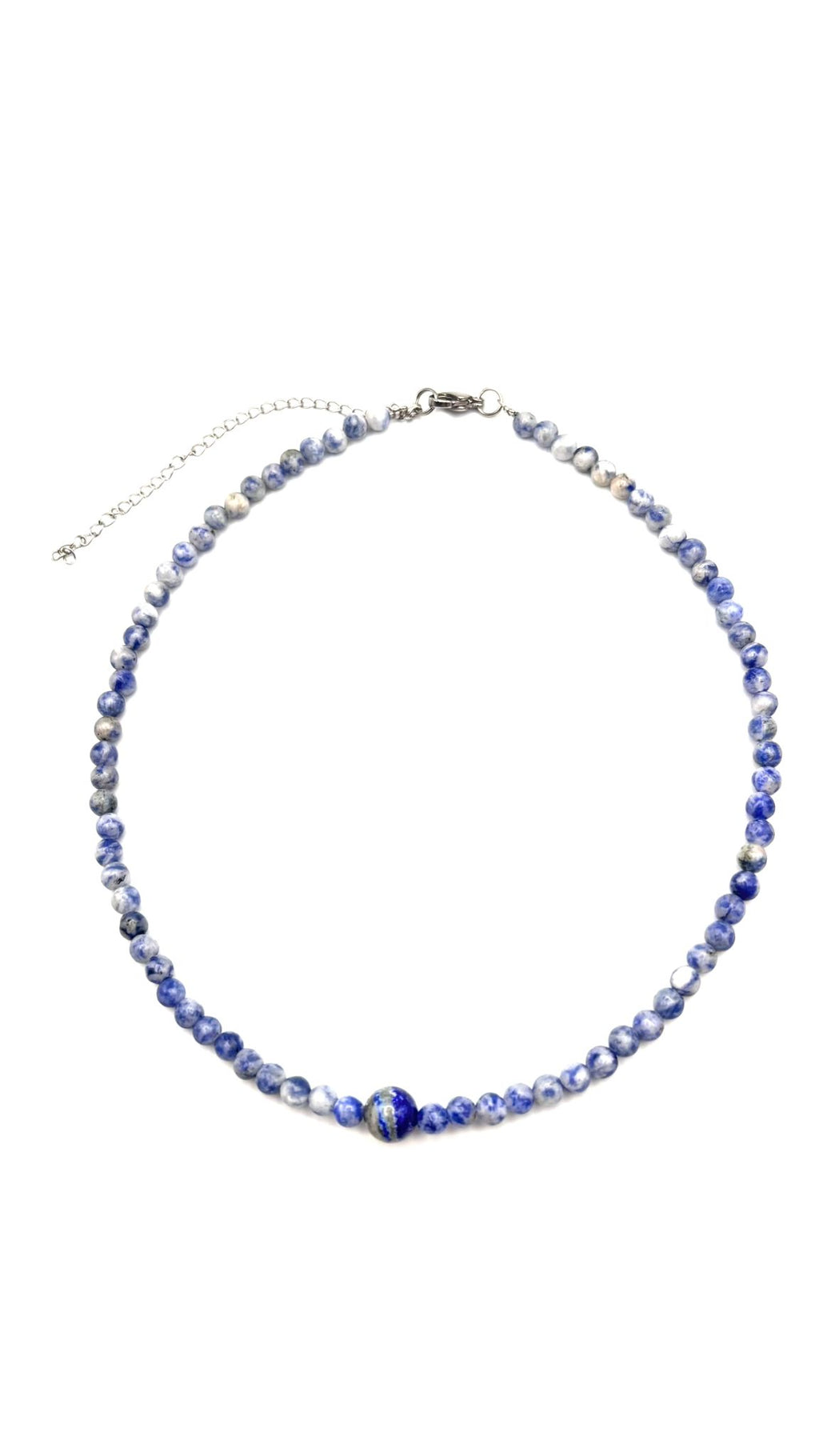 Gargantilla de Sodalita 4 mm con Lapislázuli Central 8 mm – Intuición, Sabiduría y Equilibrio