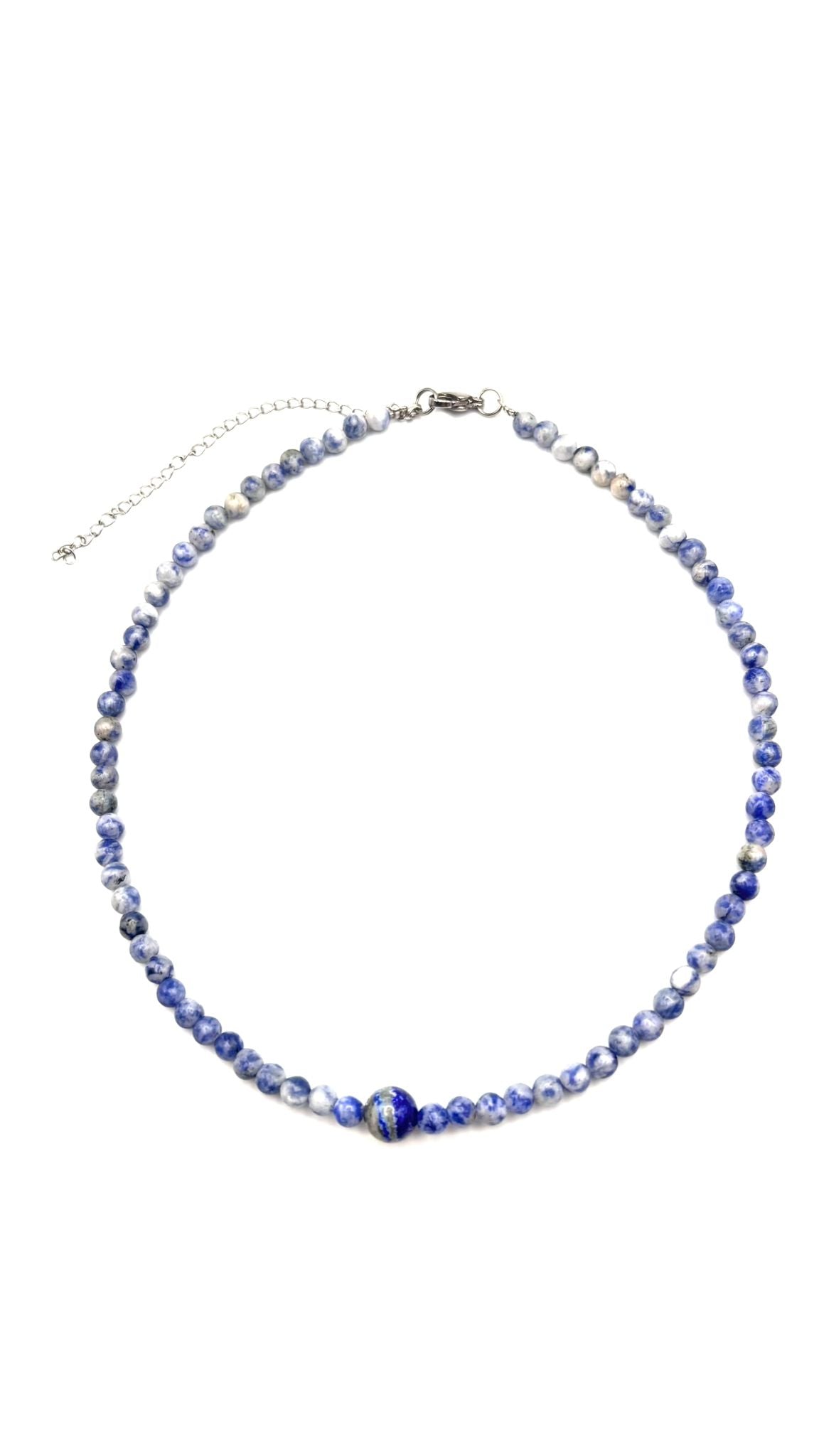 Gargantilla de Sodalita 4 mm con Lapislázuli Central 8 mm – Intuición, Sabiduría y Equilibrio