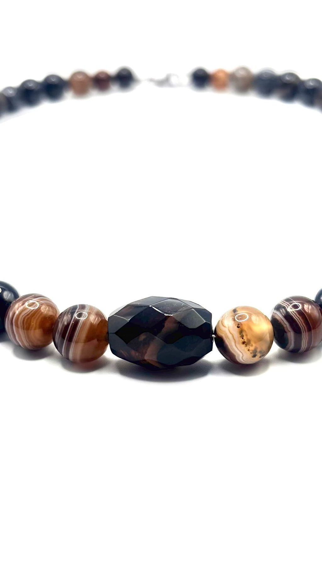 Collar de Ágata Marrón 10 mm con Ágata Facetada Central – Equilibrio y Elegancia Natural
