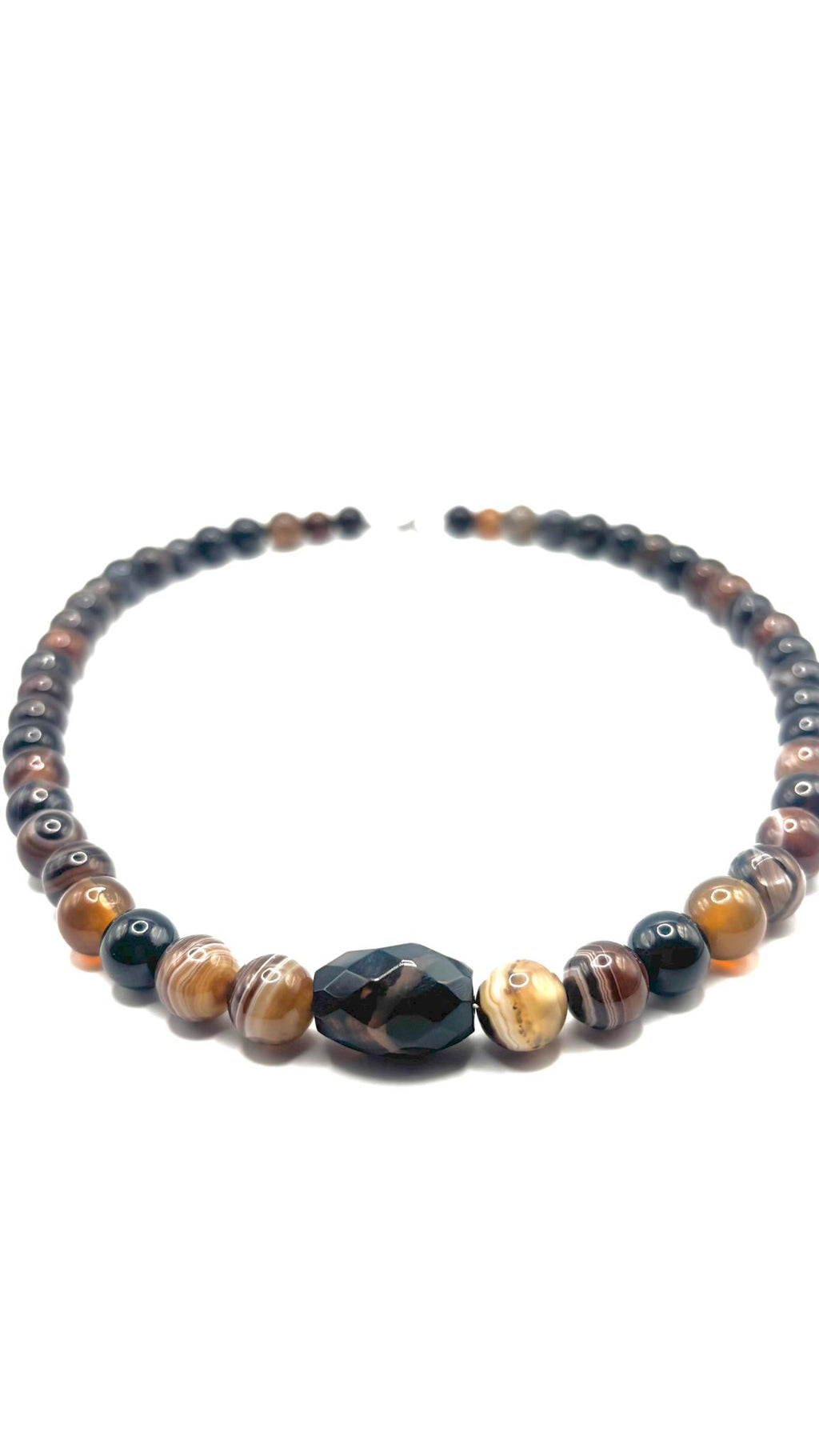 Collar de Ágata Marrón 10 mm con Ágata Facetada Central – Equilibrio y Elegancia Natural