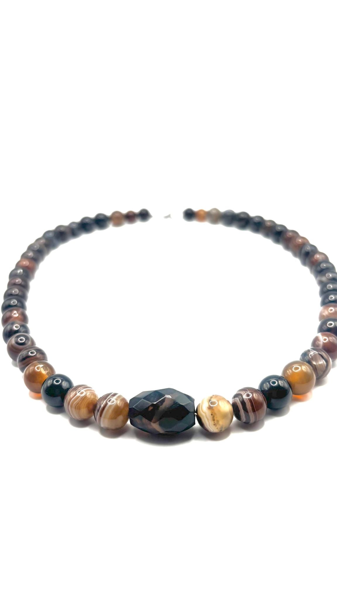 Collar de Ágata Marrón 10 mm con Ágata Facetada Central – Equilibrio y Elegancia Natural