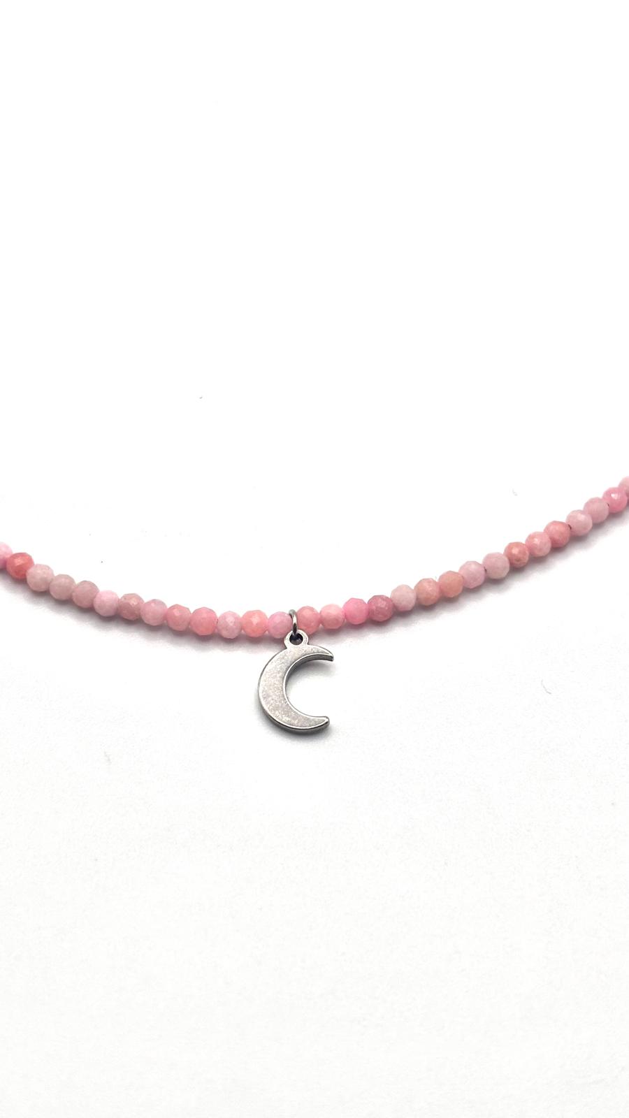Gargantilla de Opalina Rosa Facetada 2 mm con Luna – Dulzura, Luz y Energía Femenina