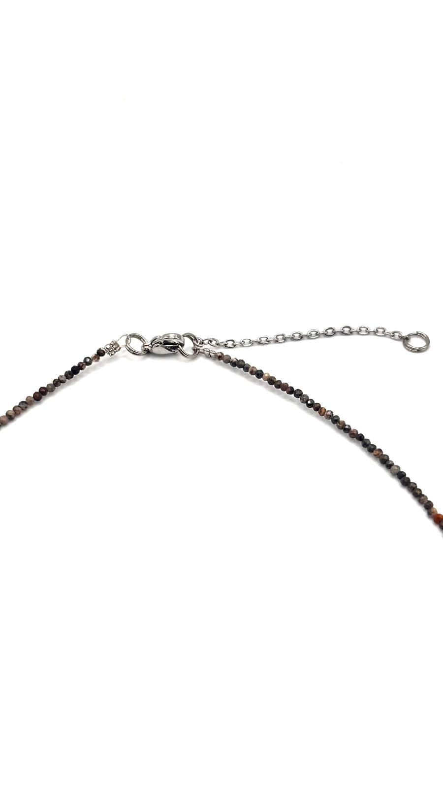 Gargantilla de Rodonita Facetada 2 mm con Luna – Amor, Equilibrio y Armonía