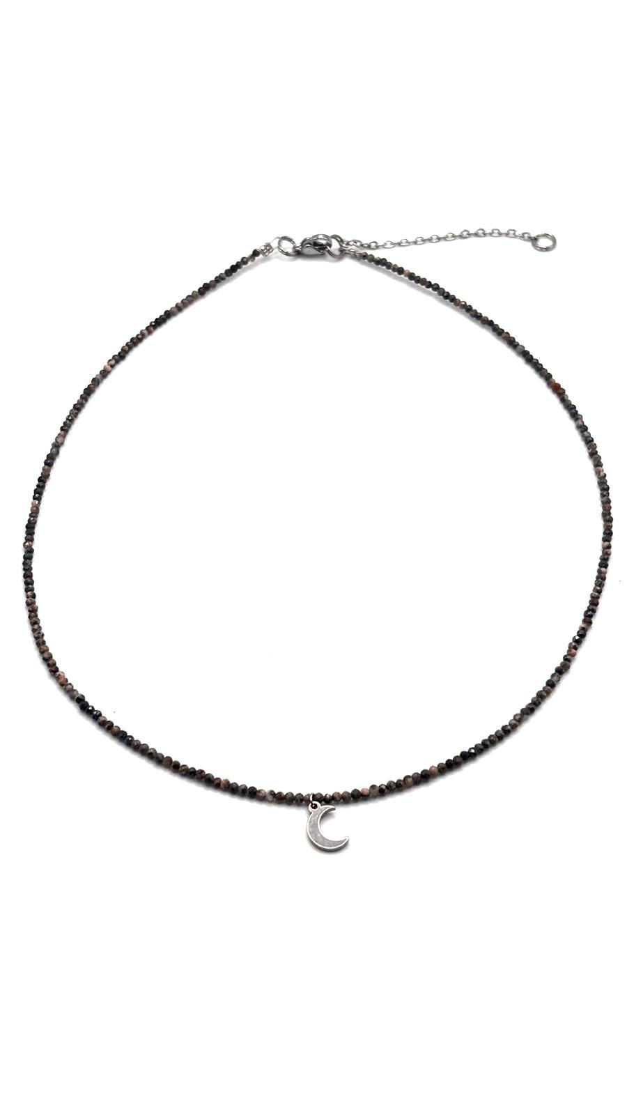 Gargantilla de Rodonita Facetada 2 mm con Luna – Amor, Equilibrio y Armonía