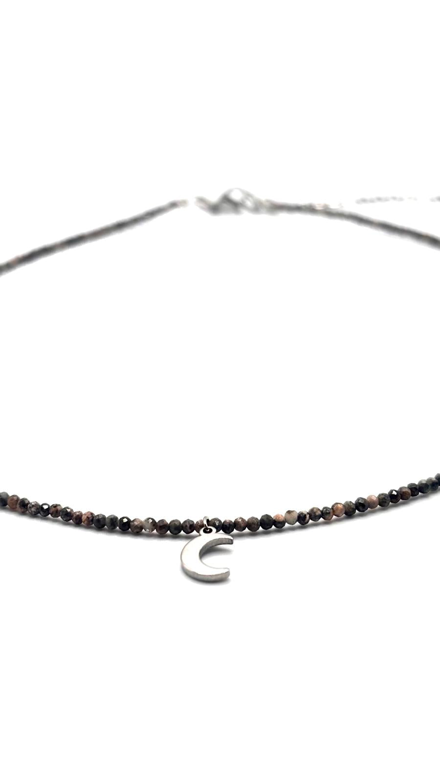 Gargantilla de Rodonita Facetada 2 mm con Luna – Amor, Equilibrio y Armonía