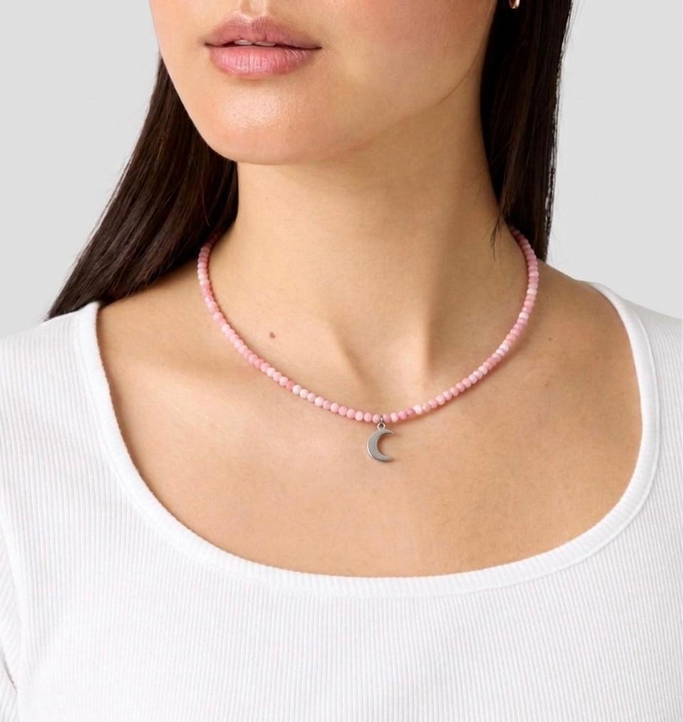 Gargantilla de Opalina Rosa Facetada 2 mm con Luna – Dulzura, Luz y Energía Femenina