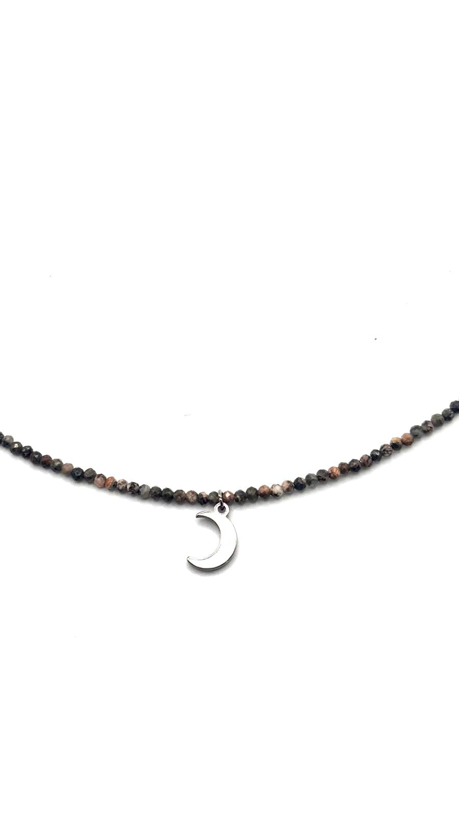 Gargantilla de Rodonita Facetada 2 mm con Luna – Amor, Equilibrio y Armonía