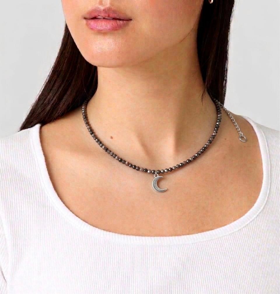 Gargantilla de Rodonita Facetada 2 mm con Luna – Amor, Equilibrio y Armonía