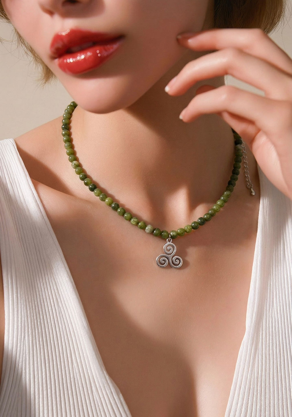 Gargantilla de Jade Verde 4 mm con Triskel de Acero Inoxidable – Ajustable 37-45 cm