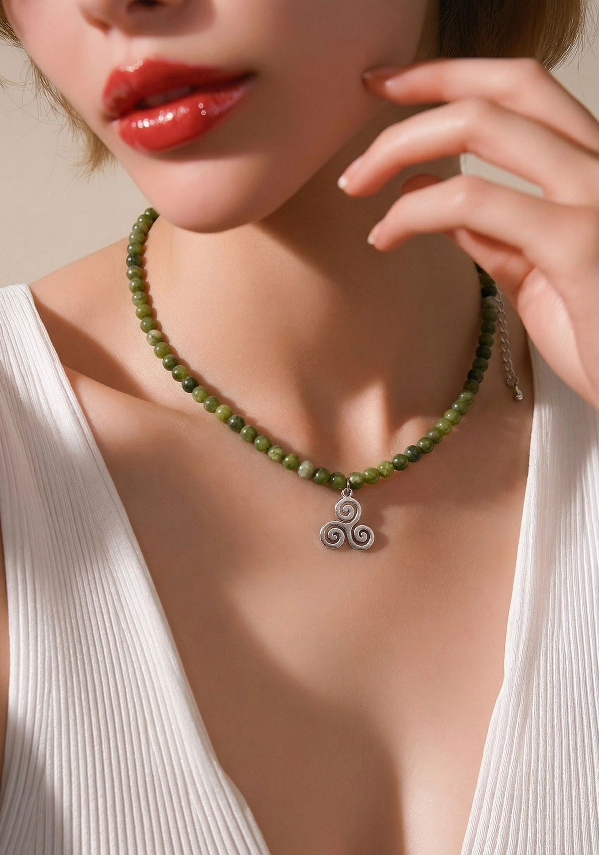 Collar Gargantilla Jade Verde con Trisquel | Calma y Armonía