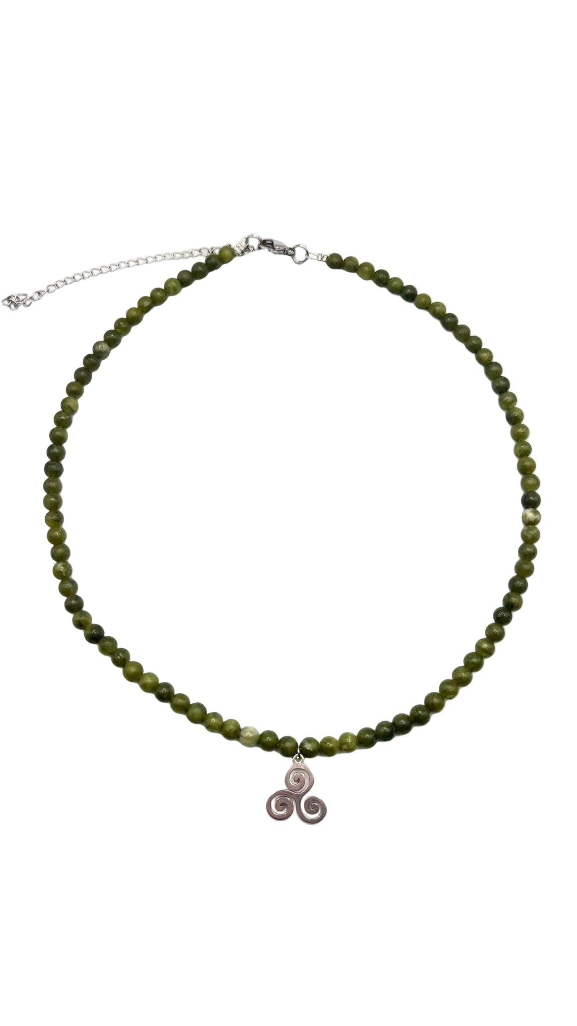 Collar Gargantilla Jade Verde con Trisquel | Calma y Armonía