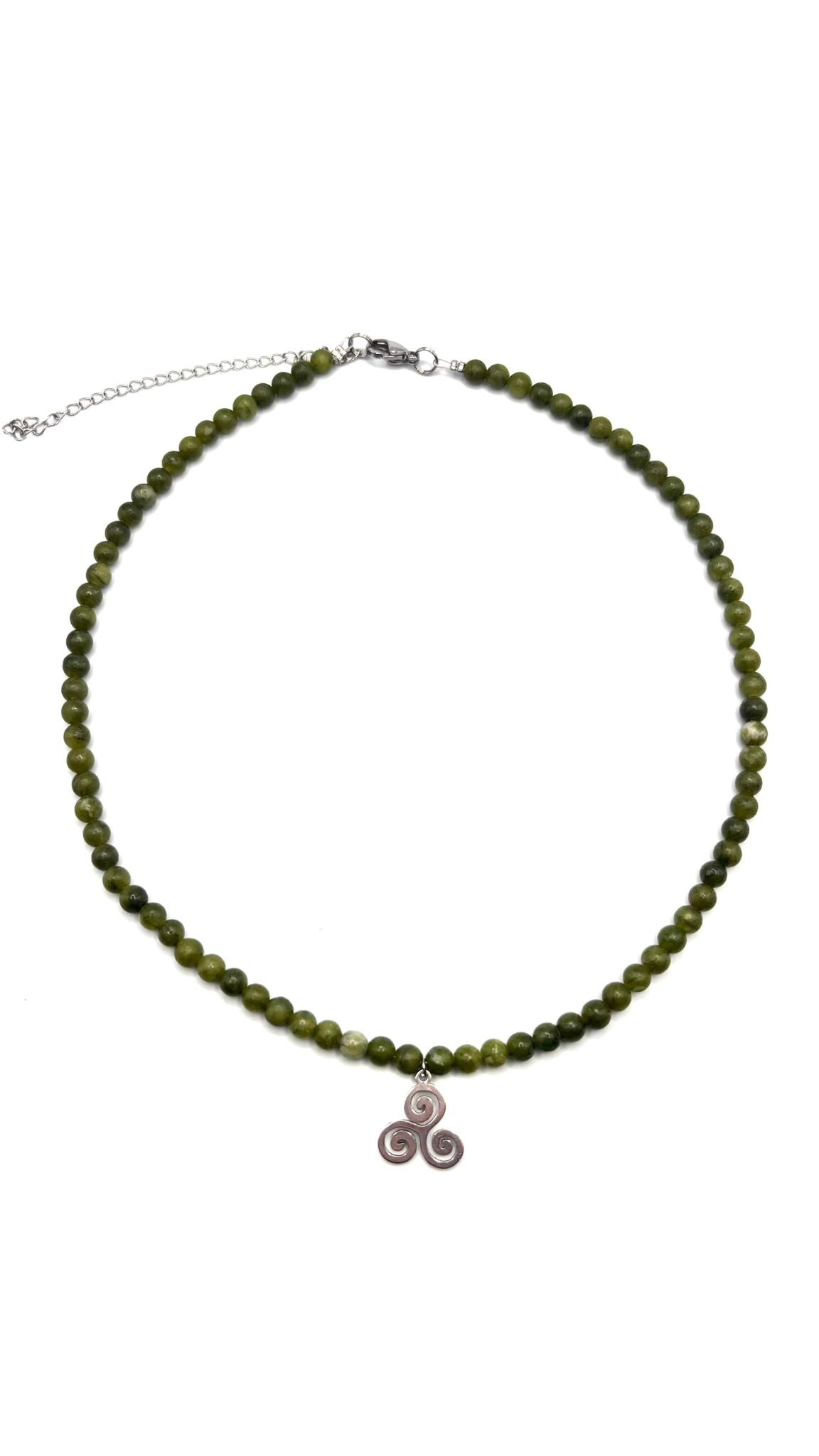 Gargantilla de Jade Verde 4 mm con Triskel de Acero Inoxidable – Ajustable 37-45 cm