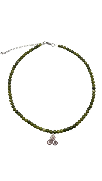 Collar Gargantilla Jade Verde con Trisquel | Calma y Armonía