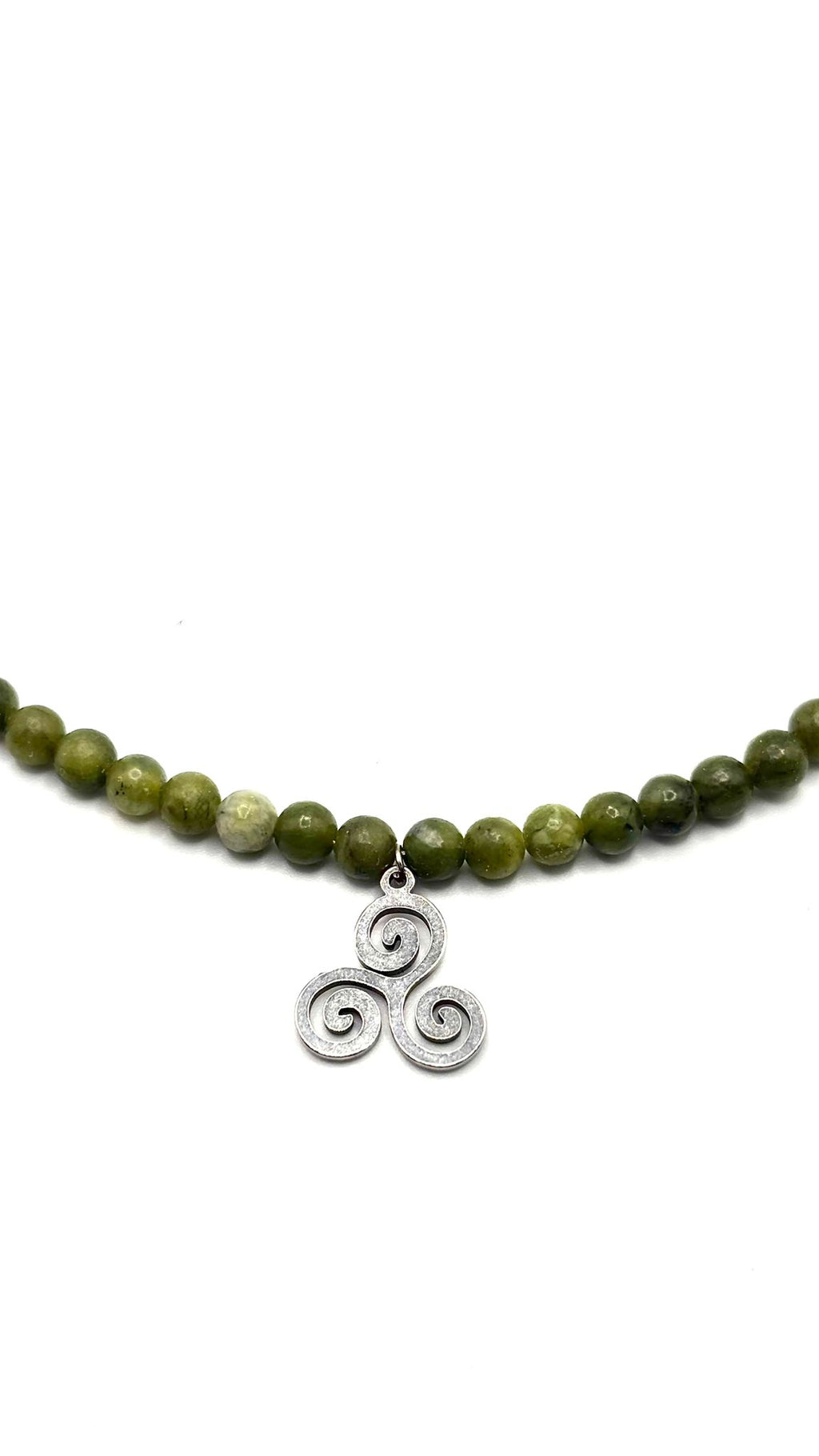 Gargantilla de Jade Verde 4 mm con Triskel de Acero Inoxidable – Ajustable 37-45 cm