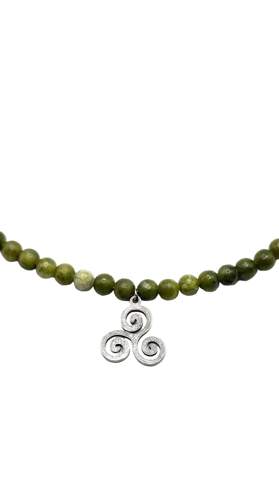 Collar Gargantilla Jade Verde con Trisquel | Calma y Armonía