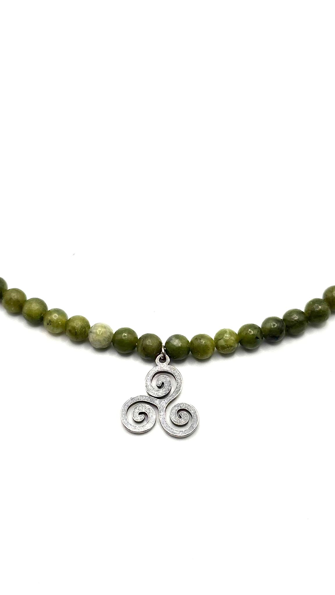 Gargantilla de Jade Verde 4 mm con Triskel de Acero Inoxidable – Ajustable 37-45 cm