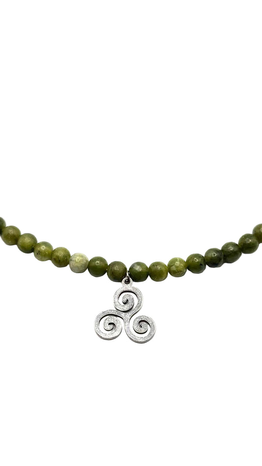 Collar Gargantilla Jade Verde con Trisquel | Calma y Armonía