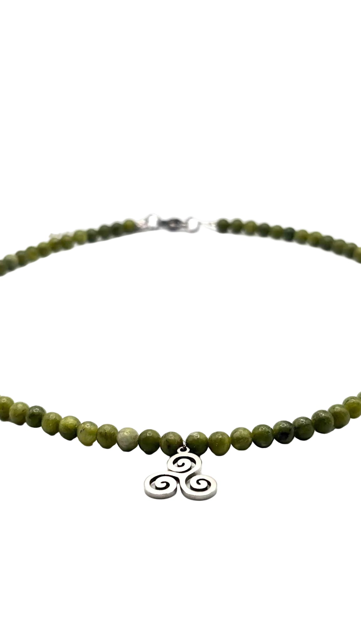 Collar Gargantilla Jade Verde con Trisquel | Calma y Armonía