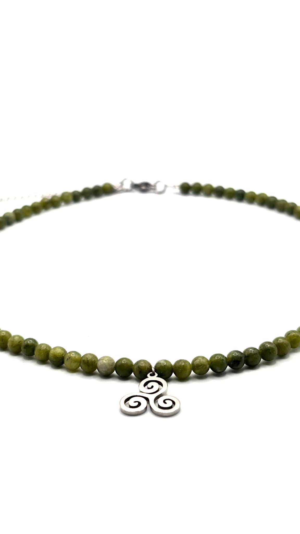 Gargantilla de Jade Verde 4 mm con Triskel de Acero Inoxidable – Ajustable 37-45 cm