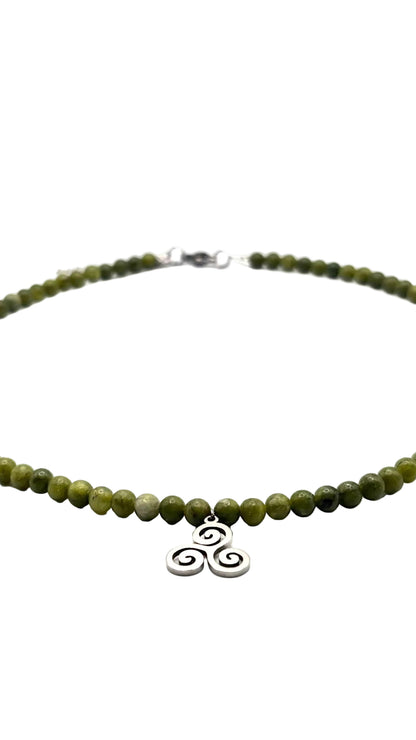 Collar Gargantilla Jade Verde con Trisquel | Calma y Armonía