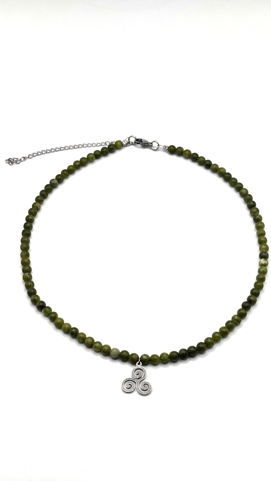 Gargantilla de Jade Verde 4 mm con Triskel de Acero Inoxidable – Ajustable 37-45 cm