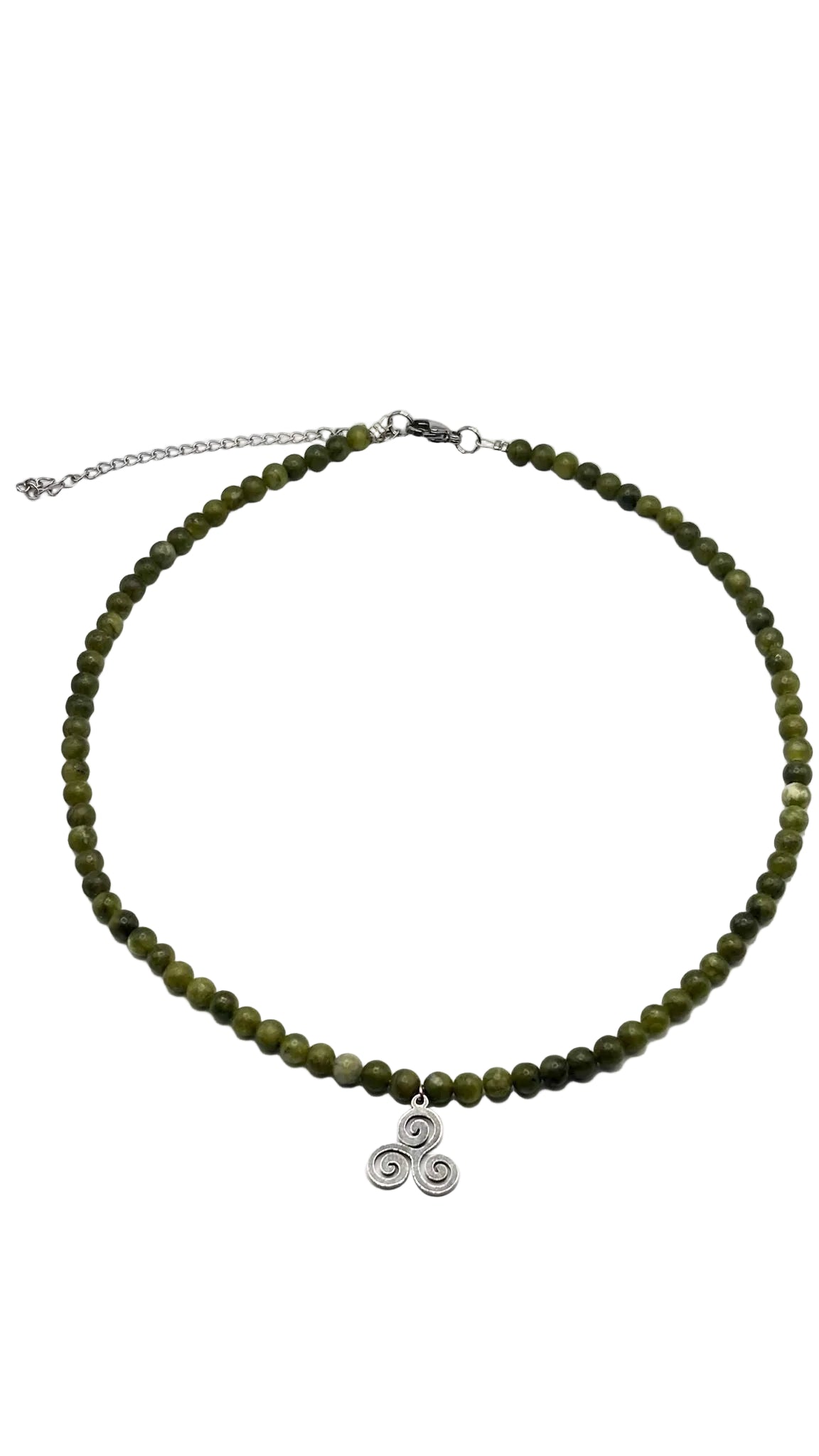 Collar Gargantilla Jade Verde con Trisquel | Calma y Armonía