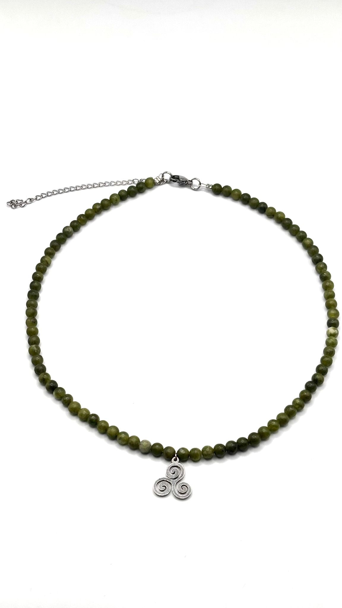 Gargantilla de Jade Verde 4 mm con Triskel de Acero Inoxidable – Ajustable 37-45 cm