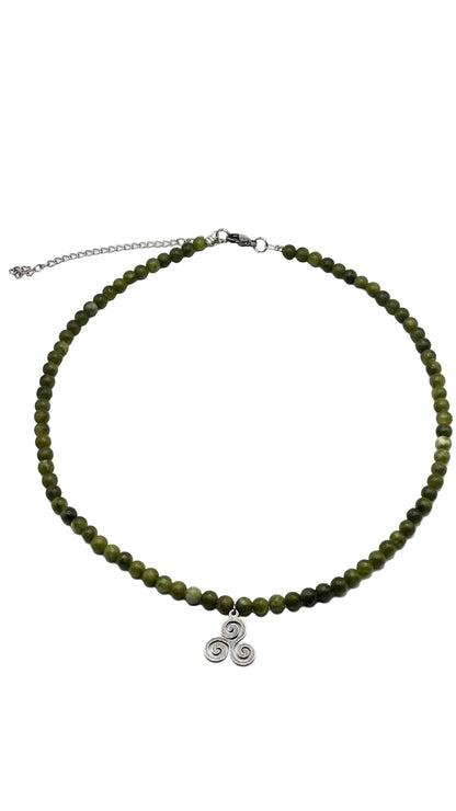 Collar Gargantilla Jade Verde con Trisquel | Calma y Armonía