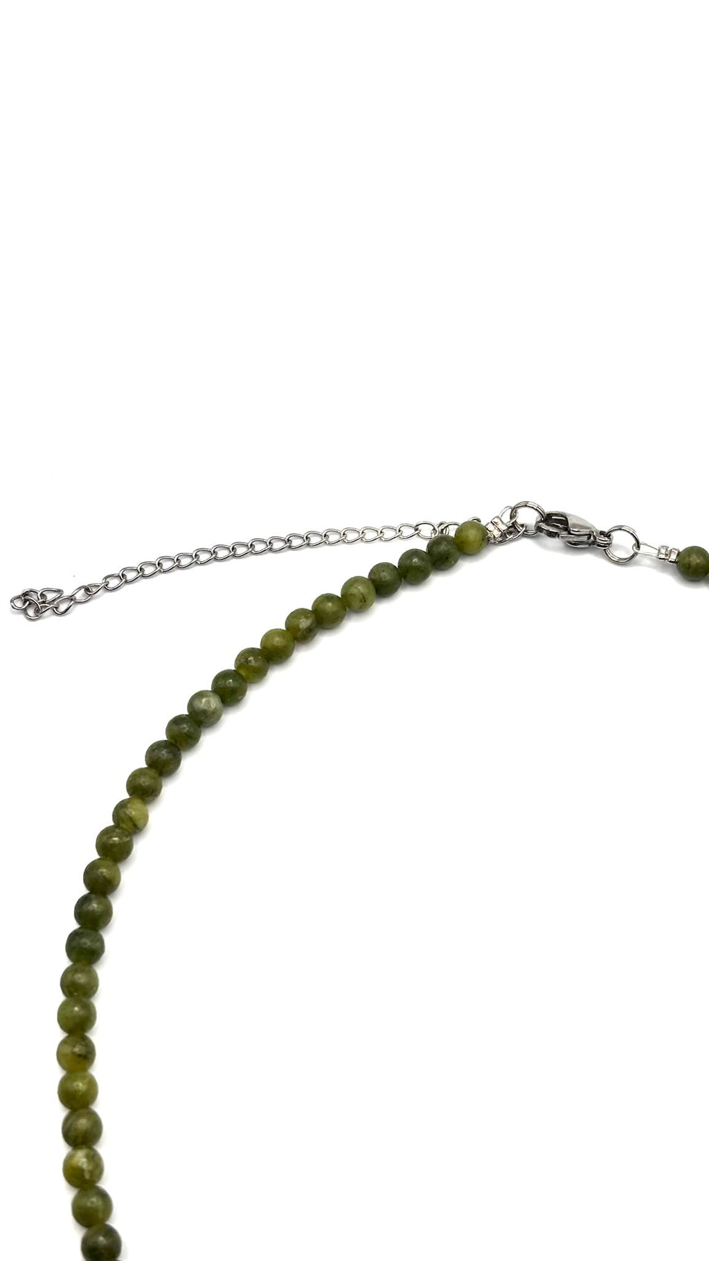 Gargantilla de Jade Verde 4 mm con Triskel de Acero Inoxidable – Ajustable 37-45 cm