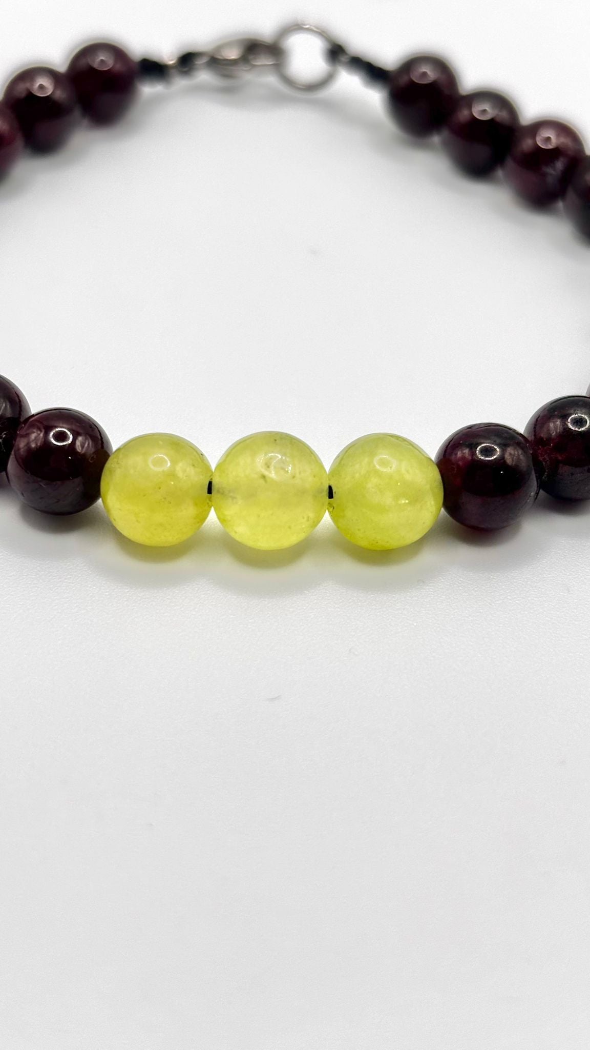 Pulsera de Granate 7 mm con Jade Verde Central 8 mm y Broche de Acero Inoxidable Ajustable