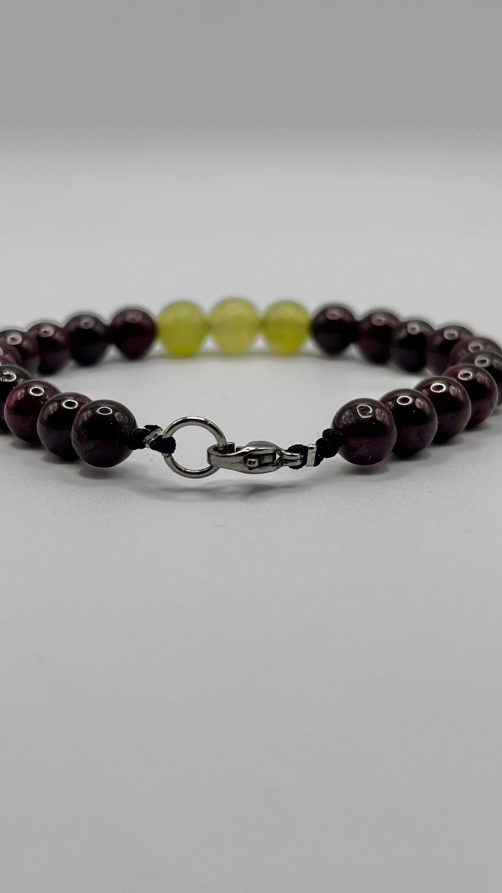 Pulsera de Granate 7 mm con Jade Verde Central 8 mm y Broche de Acero Inoxidable Ajustable