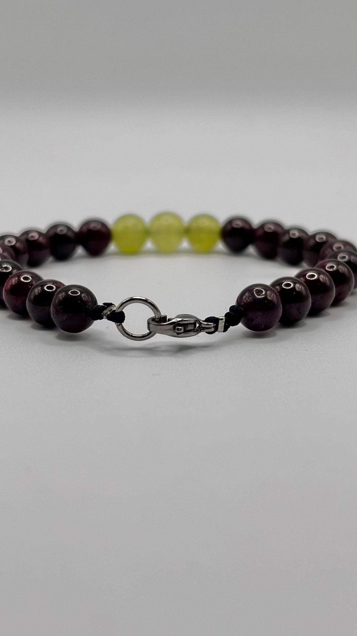 Pulsera de Granate 7 mm con Jade Verde Central 8 mm y Broche de Acero Inoxidable Ajustable