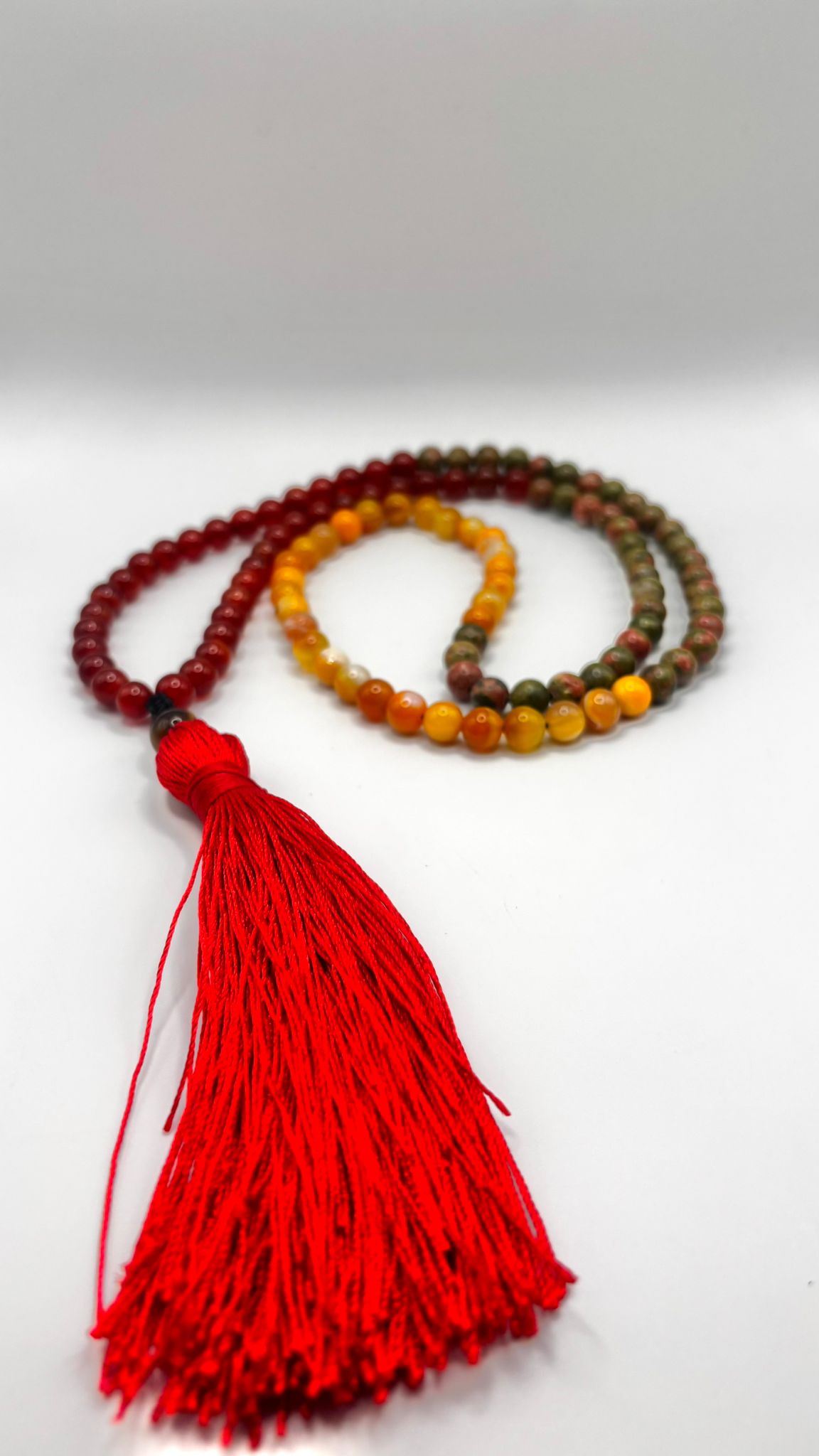 Japamala de Cornalina, Ágata Amarilla y Unakita con Piedra Guru de Ojo de Tigre y Borla Roja